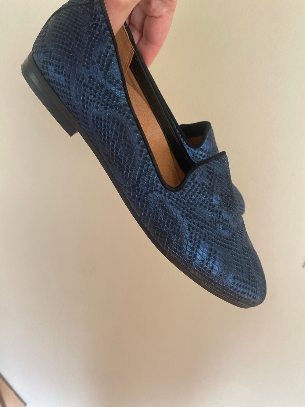 EUC Vionic Willa II Loafers Blue Metalliv Snake Print Leather Size 8.5/39